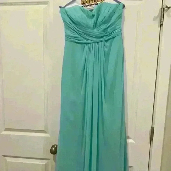 David’s Bridal Strapless Chiffon‎ with Pleats - Picture 1 of 6